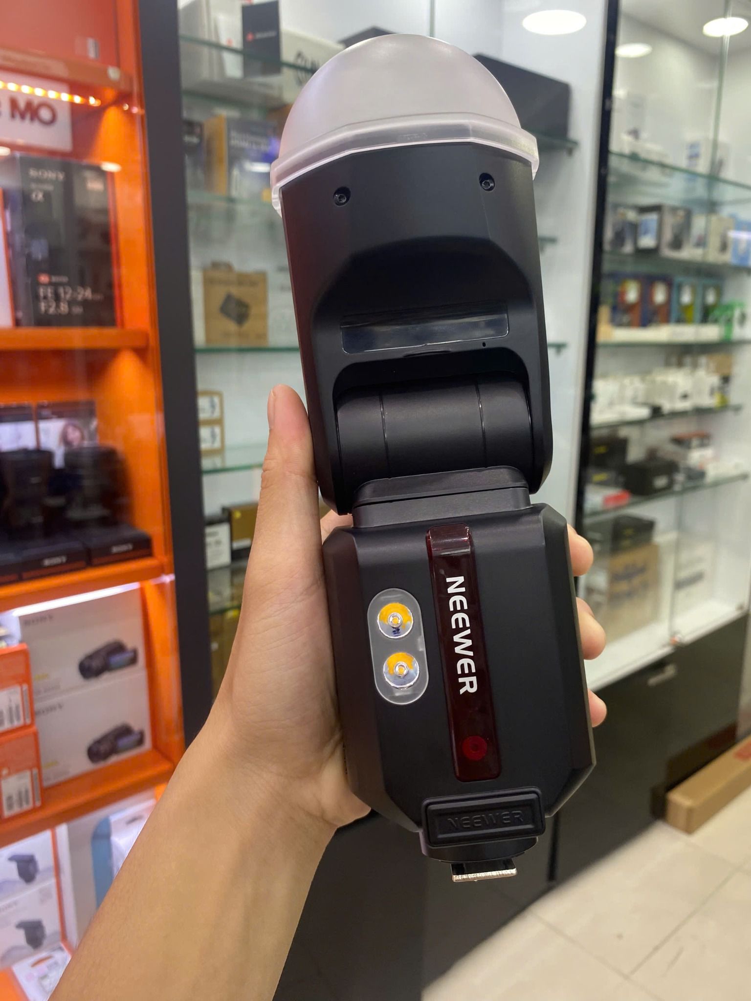 Đánh Giá Chi Tiết Đèn Flash Neewer Z3R. Kẻ Thách Thức Godox V1 & V1Pro